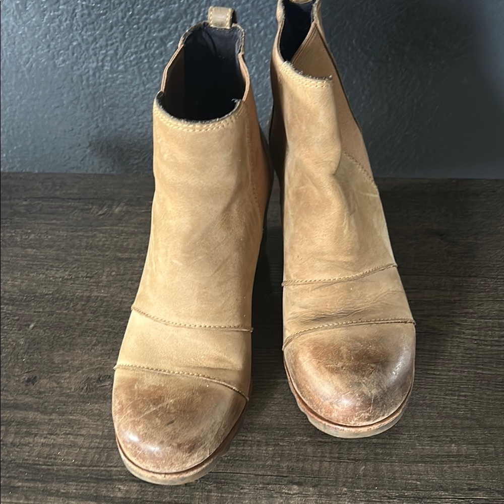 Sorel Tan Ankle Boots with Elastic Panels
